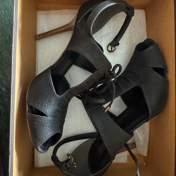 Louis Vuitton shoes - Picture 1 of 6
